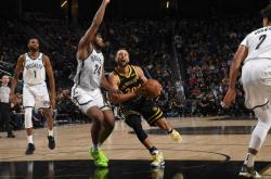 爱游戏体育官网-勇士遭遇三连败，球队状态平平如水