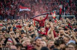 爱游戏亚洲官网-德甲球员大动作庆祝进球震动球场