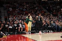 爱游戏中国官网-包含开拓者击败爵士，利拉德全场砍下25分的词条