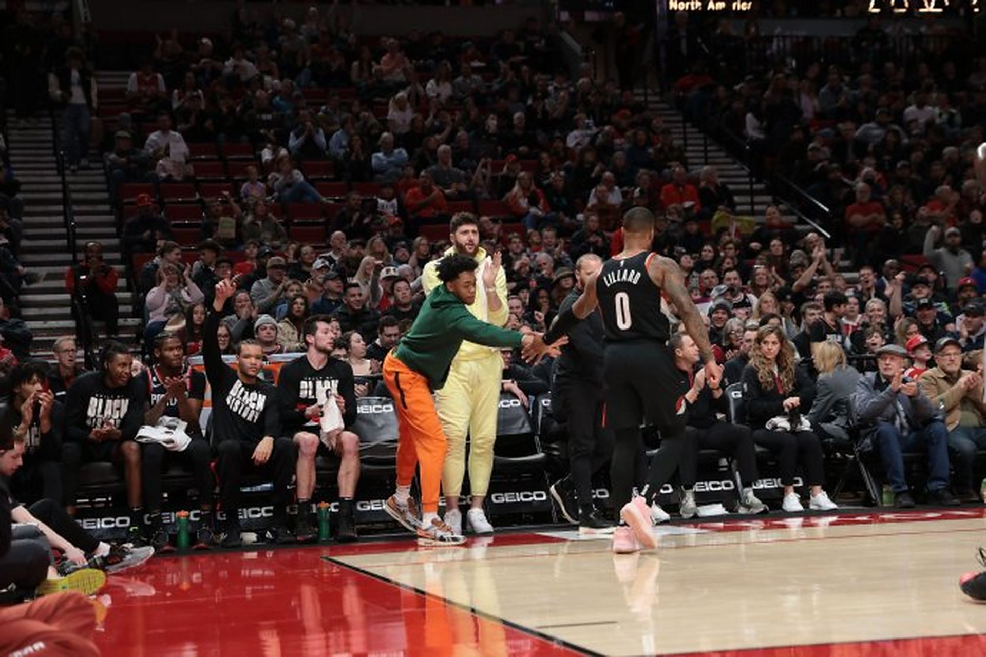 包含开拓者击败爵士，利拉德全场砍下25分的词条