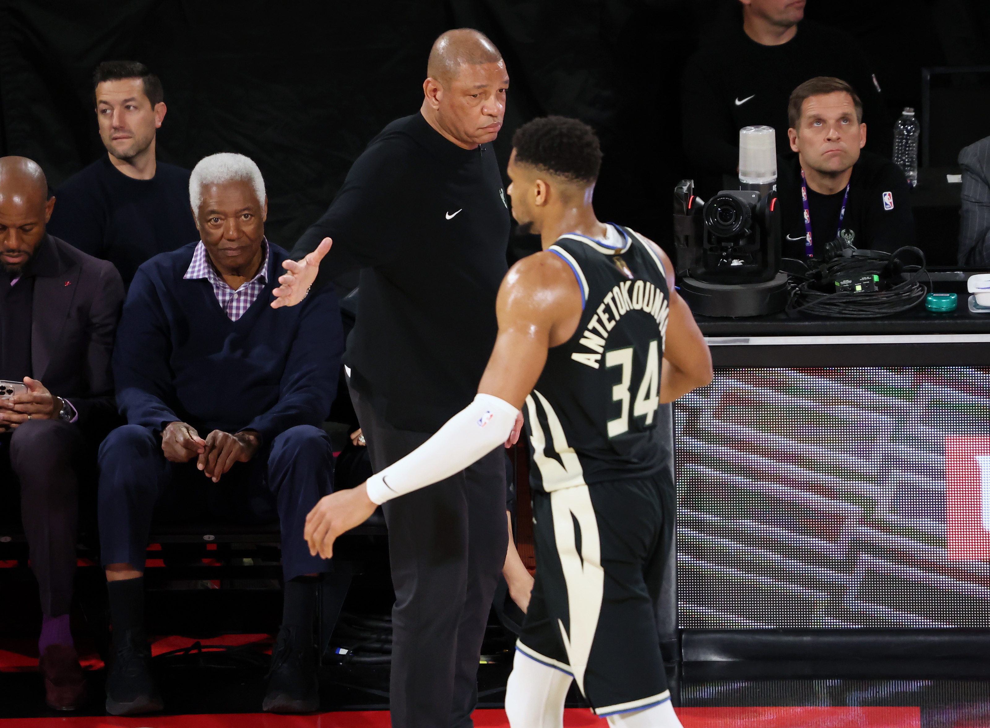 雄鹿战胜公牛，字母哥全场表现全面贡献的简单介绍