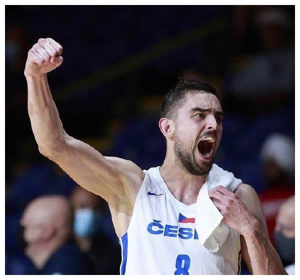 关于雄狮队凭借内线优势获胜，球队展现出强大攻击力的信息